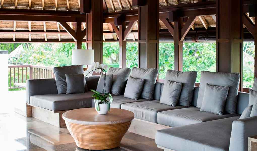Recepción del hotel de lujo en Bali REVĪVŌ Wellness Resort