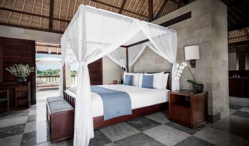Habitación del hotel con cama con dosel en Indonesia 