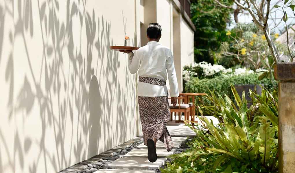 Staff del hotel de lujo en Bali Indonesia caminando jardines 