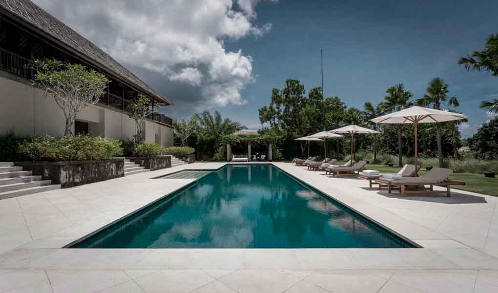 Piscina común del hotel REVĪVŌ Wellness Resort Bali en Indonesia