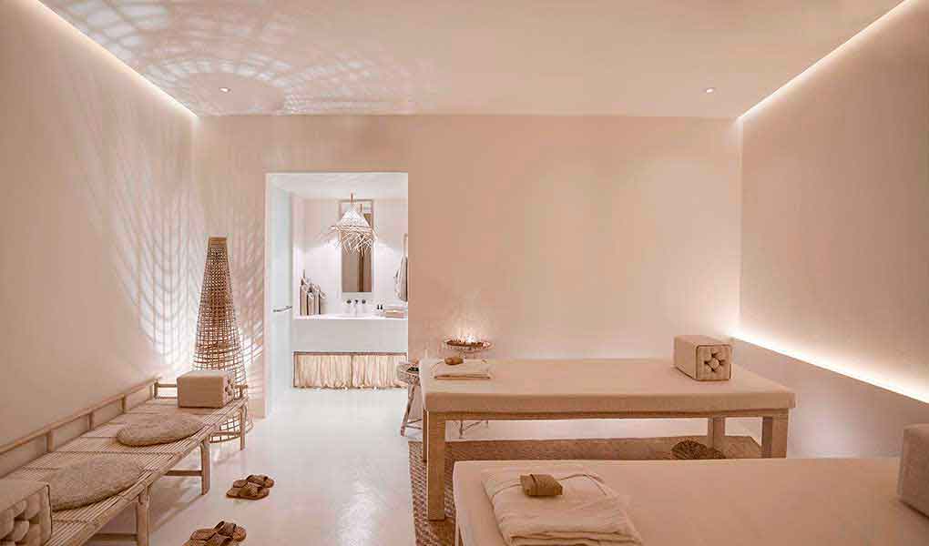 Spa con camas de tratamiento e iluminación hotel Raya Heritage