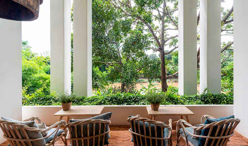 Restaurante en el jardín del hotel Raya Heritage en Chiang Mai