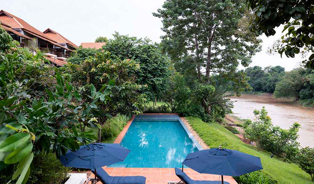 Piscina exterior del hotel de lujo en Tailandia Raya Heritage en Chiang Mai