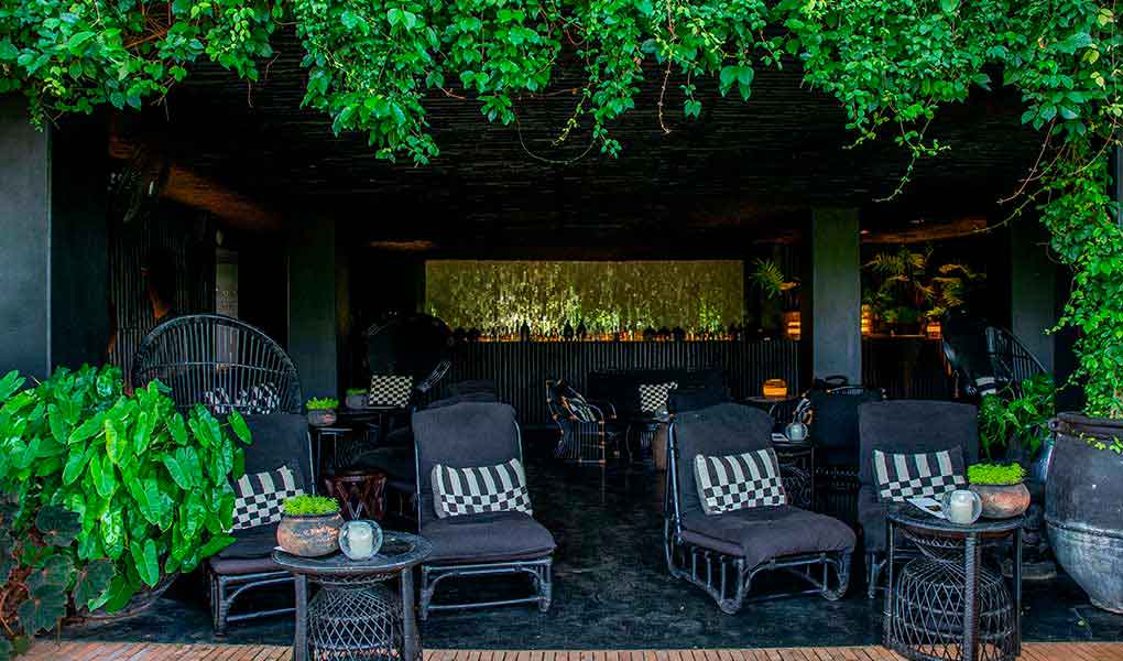 Mesas terraza exterior del hotel