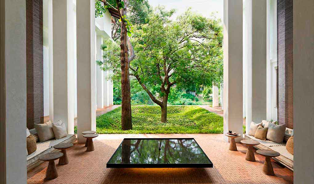 Entrada y decoración aire libre del hotel Raya Heritage en Chiang Mai lujo en Tailandia