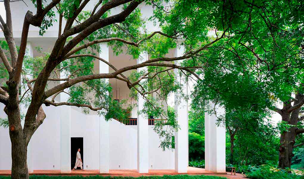 Exterior del hotel de lujo paredes blancas y vegetación