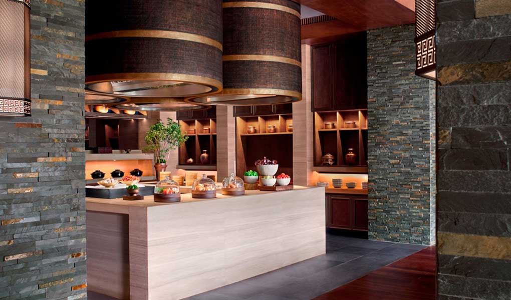 Zona del Buffet del hotel en madera y piedra