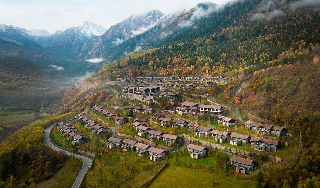Vistas aéreas del hotel desde una montaña
