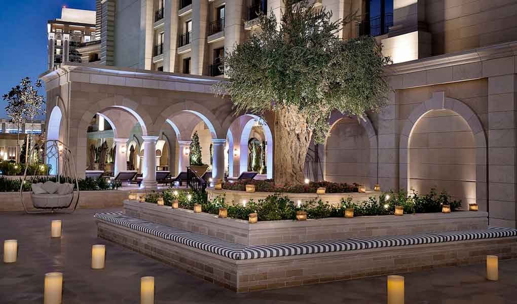 Entrada iluminación nocturna The Ritz-Carlton Amman lujo Jordania