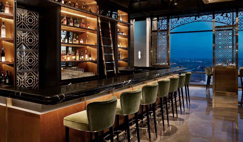Bar de copas del hotel The Ritz-Carlton Amman iluminación noche