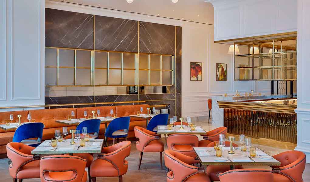 Restaurante interior del hotel con detalles en naranja