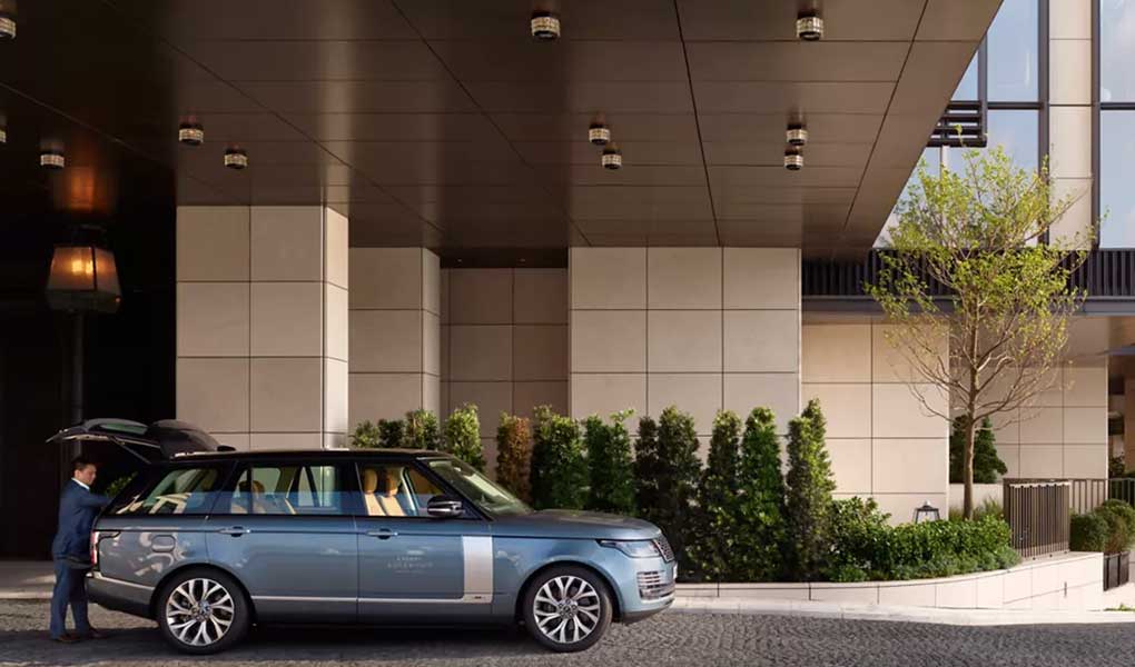 Entrada del hotel Rosewood Hong Kong coche moderno