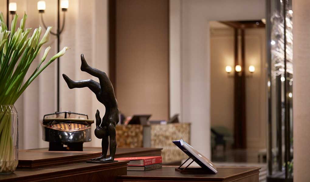Arte en la recepción del hotel