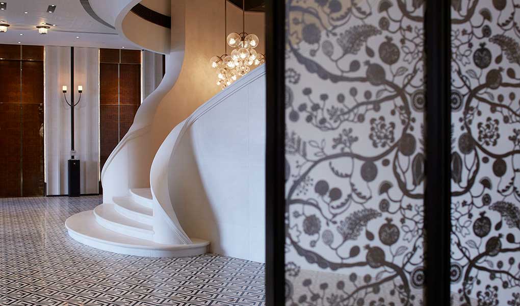 Escalera y decoración del hotel lujo en Hong Kong
