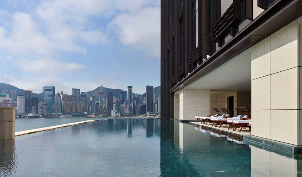 Piscina exterior con vistas a la ciudad de Hong Kong