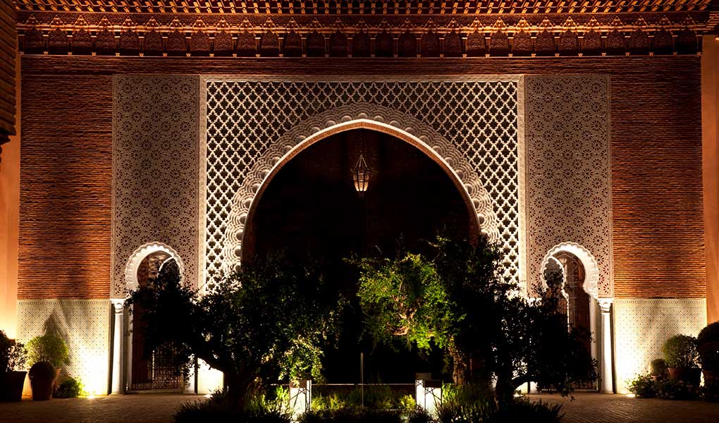 Entrada al hotel de lujo Marruecos Royal Mansour Marrakech iluminación noche