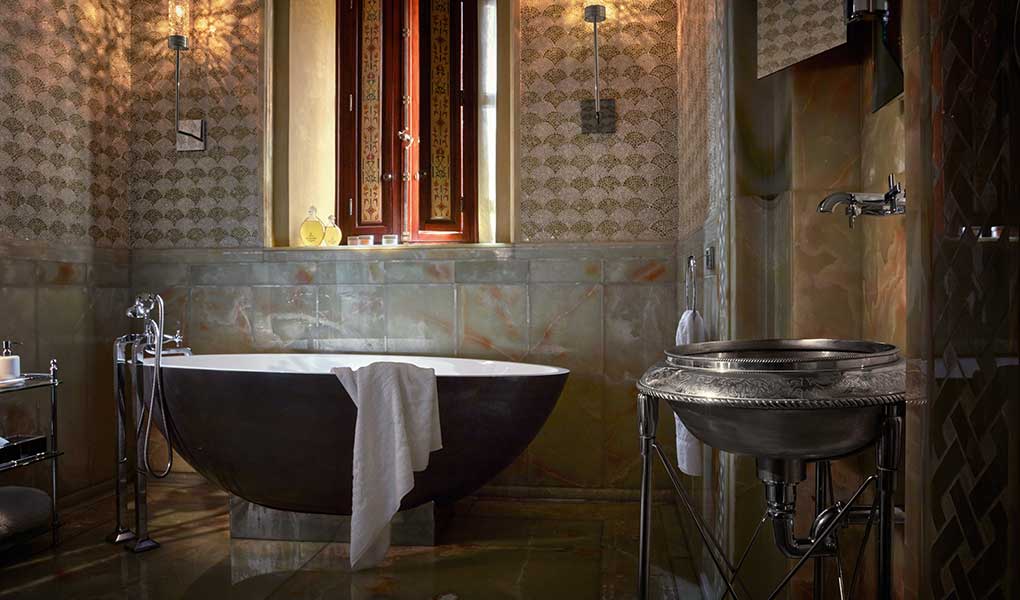 Diseño en mármol y madera del baño del Riad