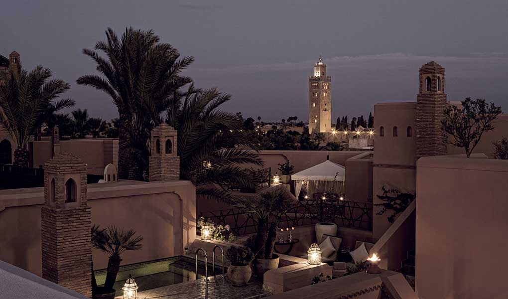 Terraza completa con iluminación nocturna del hotel 