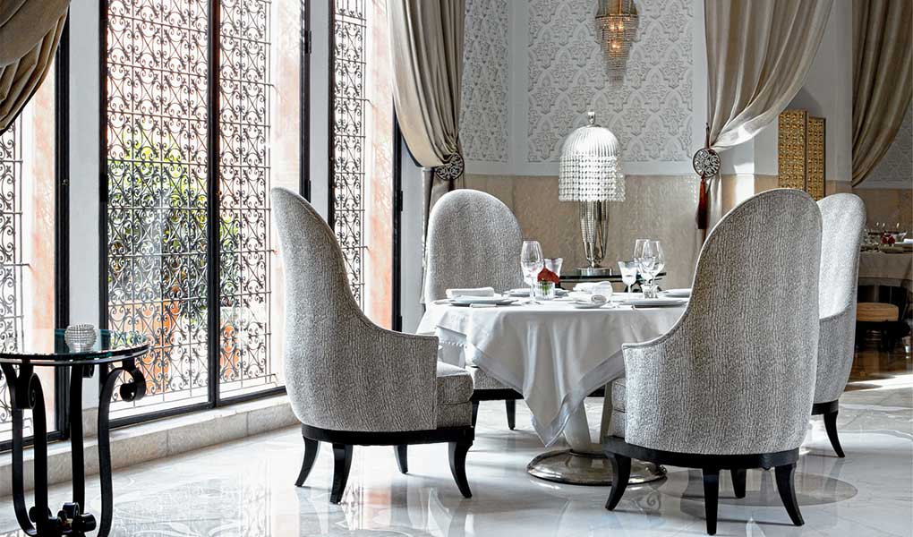 Cafetería del hotel detalles en balnco Royal Mansour Marrakech