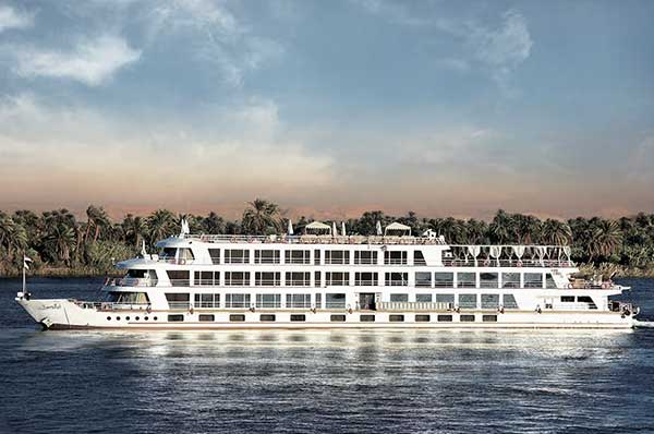 Vista desde la orilla crucero de rio en Egipto