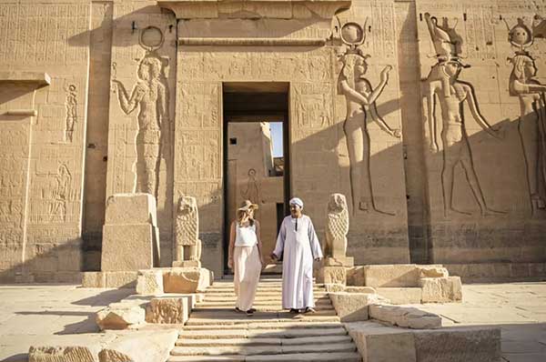 Vistas guiadas de templos de Egipto Sanctuary Sun Boat IV con tripulación