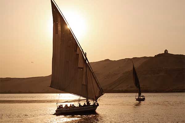 Faluca alrededor de la Isla Elefantina al atardecer en Aswan