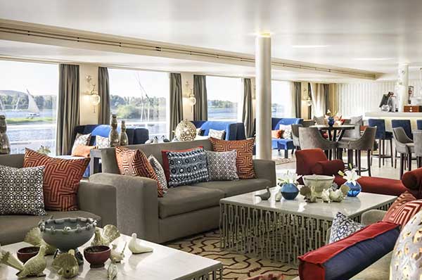 Salón interior del crucero Sanctuary Sun Boat IV en Egipto