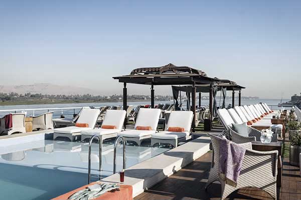 Cubierta del crucero de lujo Sanctuary Sun Boat IV en Egipto con piscina