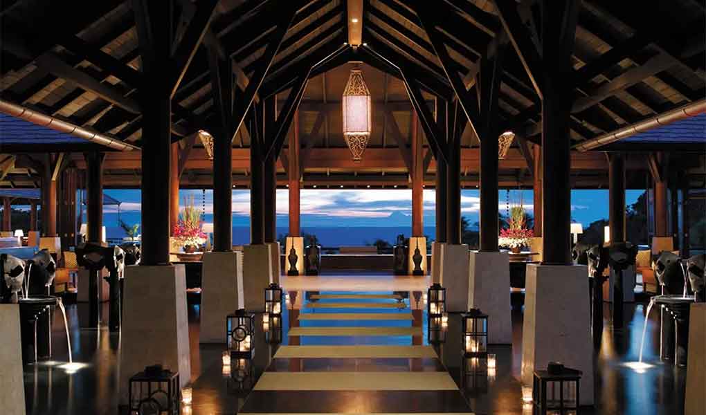 Recepción del hotel de lujo en Filipinas con vistas al mar