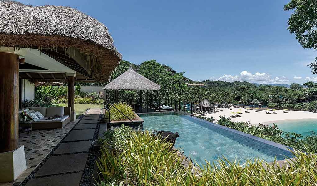 Piscina infinita desde la villa privada del hotel Shangri-La, Boracay en Filipinas