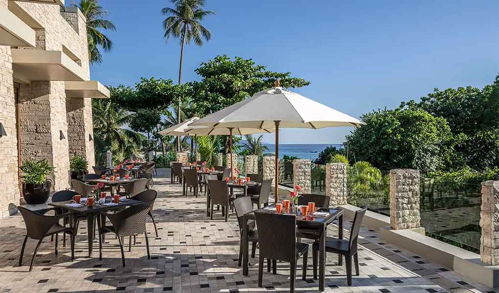 Restaurante y zonas comunes del hotel con sombrillas