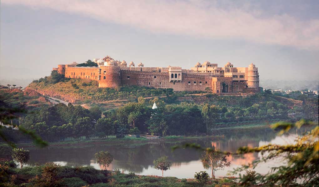Vistas desde lejos hotel de lujo Six Senses Fort Barwara en India