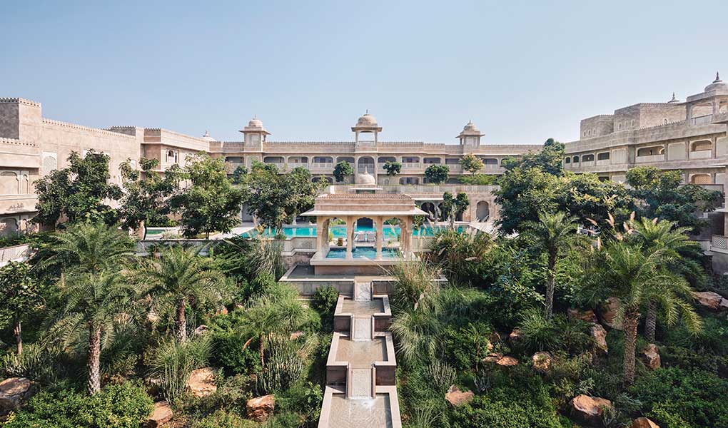 Jardines interiores del hotel de lujo India Six Senses Fort Barwara