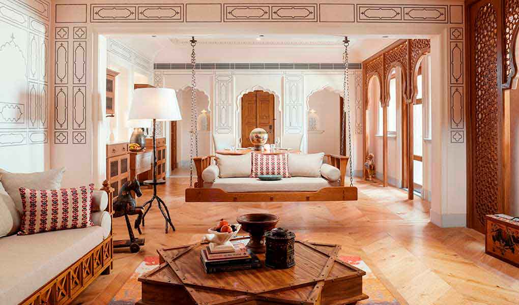 Detalles en madera y decoración suite hotel de lujo Six Senses Fort Barwara