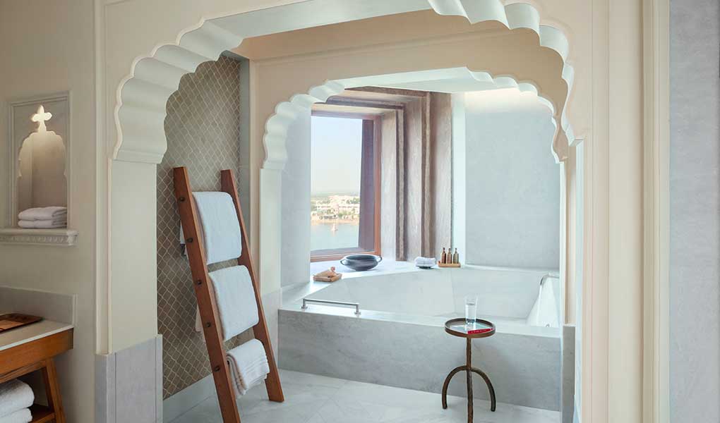 Vistas de diseño del baño en suite Six Senses Fort Barwara en India