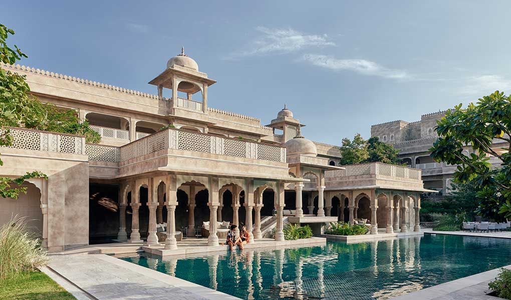 Piscina del hotel con edificio de fondo tradicional
