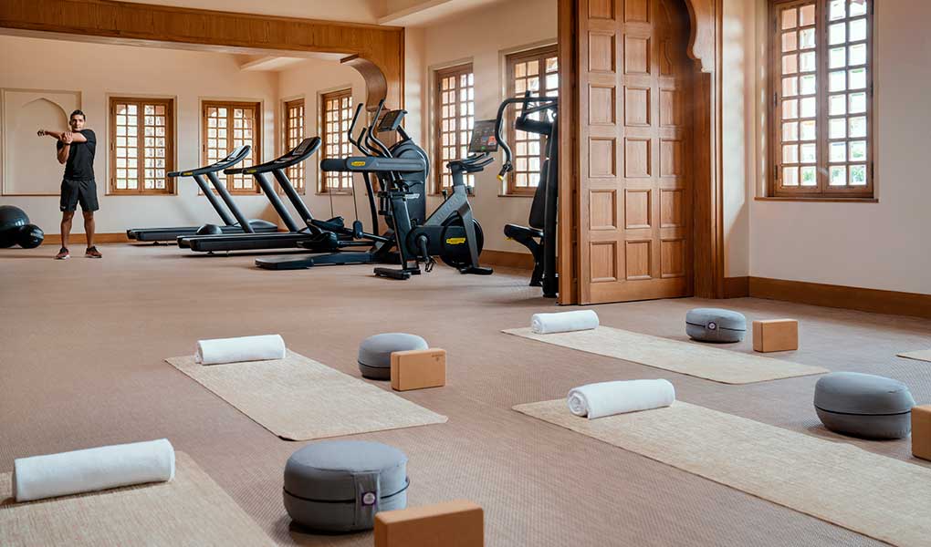Sala de yoga y fitness del hotel con ventanas exteriores