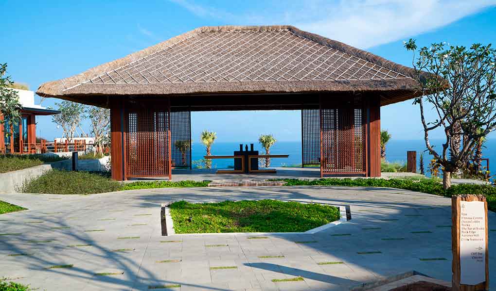 Recepción del hotel en Bali con vistas al mar
