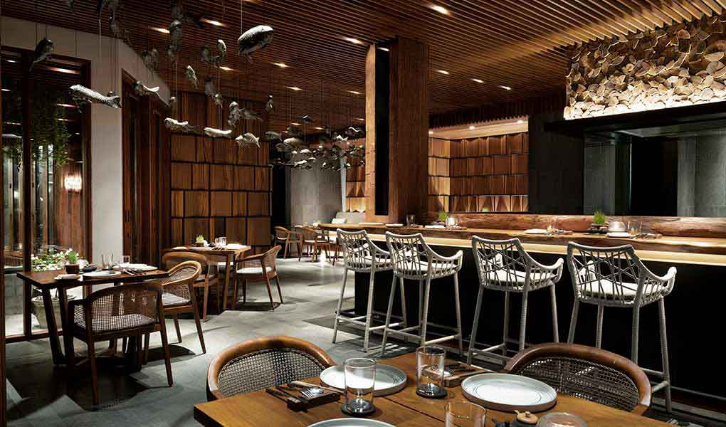 Restaurante del hotel con iluminación nocturna