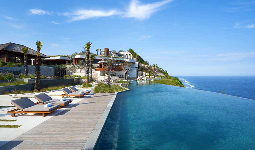 Piscina exterior del hotel de lujo en Bali en Indonesia