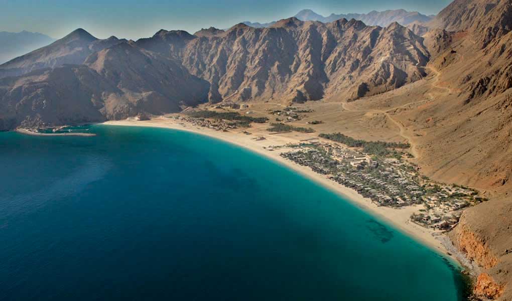 Vistas aéreas hotel de lujo Six Senses Zighy Bay en Omán