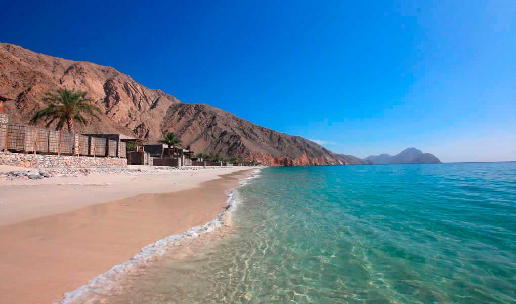 Playa del hotel Six Senses Zighy Bay en Omán aguas cristalinas