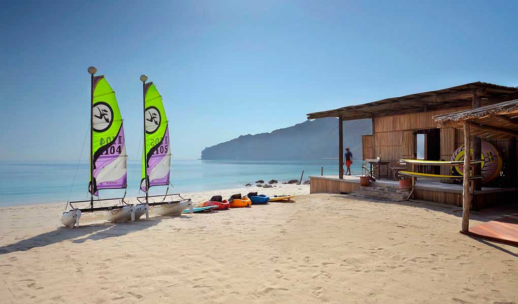 Deportes de vela en la playa Six Senses Zighy Bay