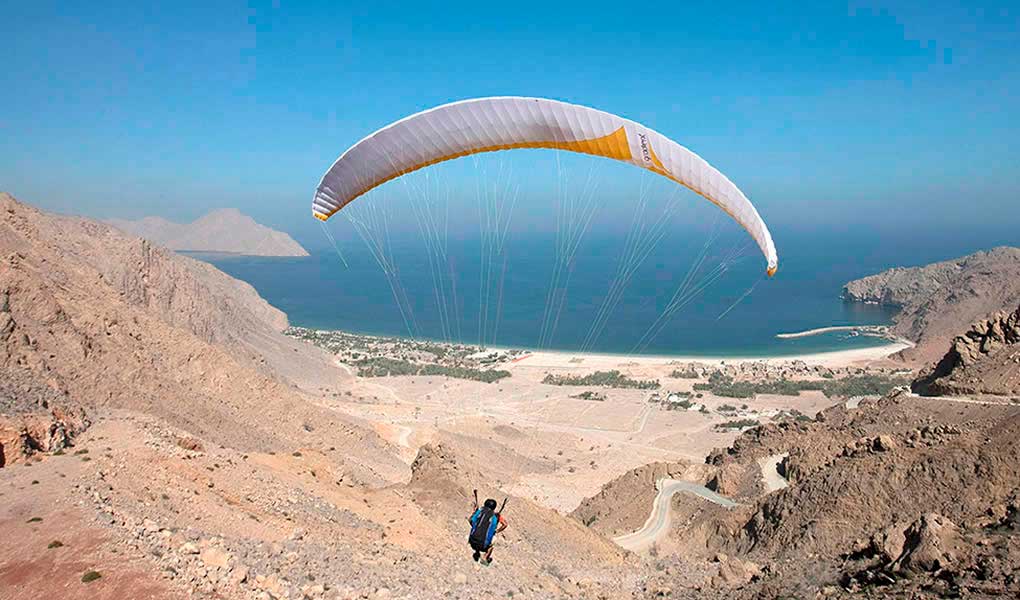 Parapente en el hotel de lujo en Omán Six Senses Zighy Bay