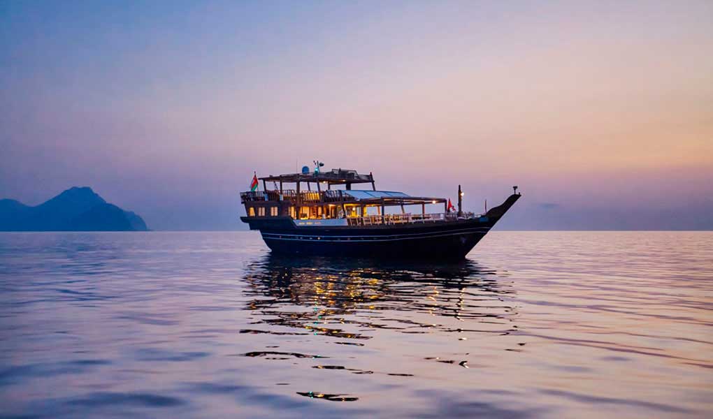 Crucero al atardecer en privado en Omán