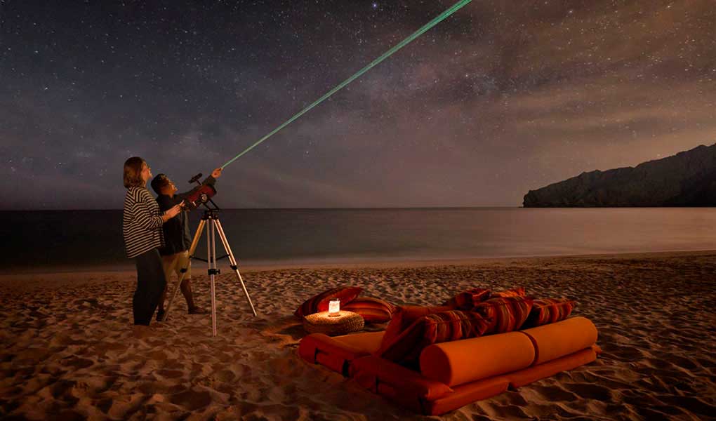 Vistas de las estrellas por la noche en Omán