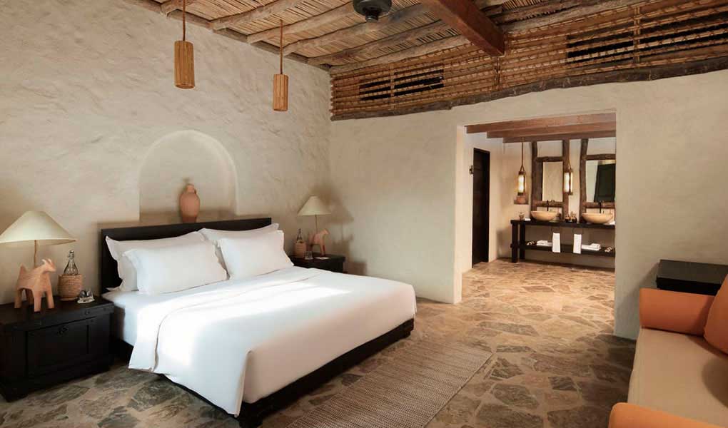 Decoración interior de la habitación en Six Senses Zighy Bay