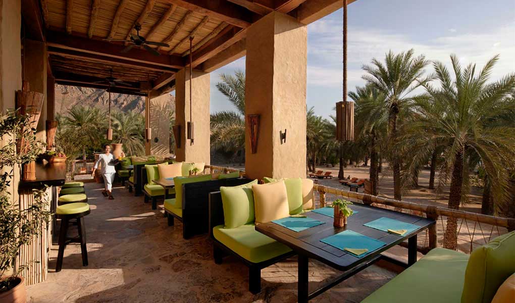 Restaurante exterior del hotel de lujo Six Senses Zighy Bay en Omán