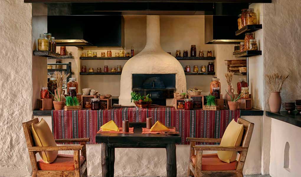 Interior del hotel y decoración con tejidos tradicionales Omán