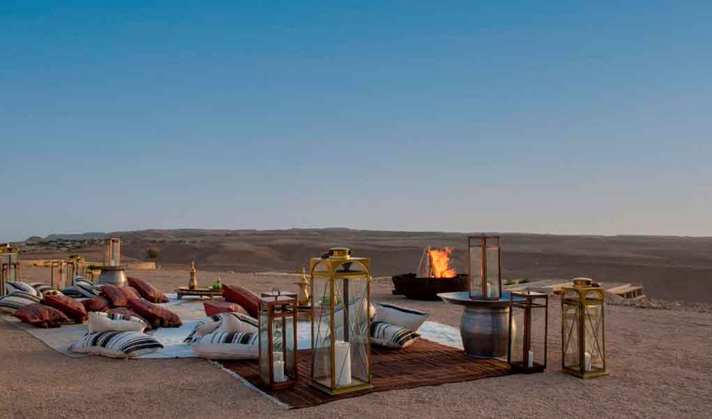 Cenas románticas en ubicaciones especiales del desierto